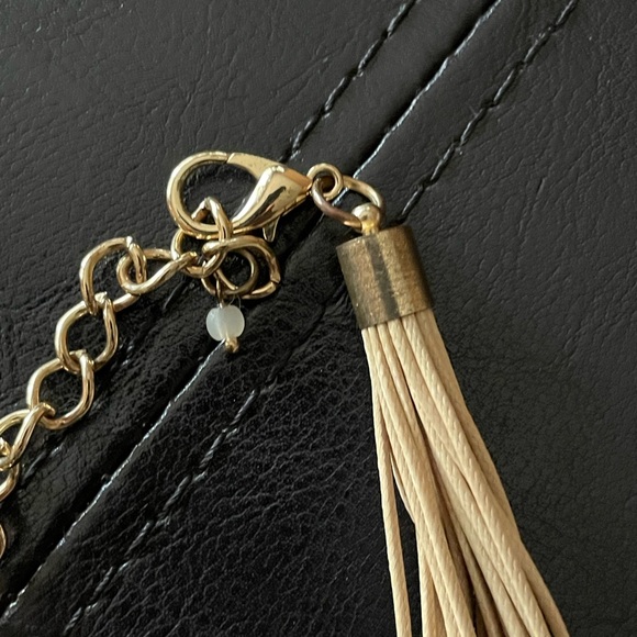 Women’s Faux Alabaster Necklace - Picture 7 of 9